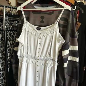 Rue 21 white maxi dress w/front opening on skirt, eyelet design,size XL